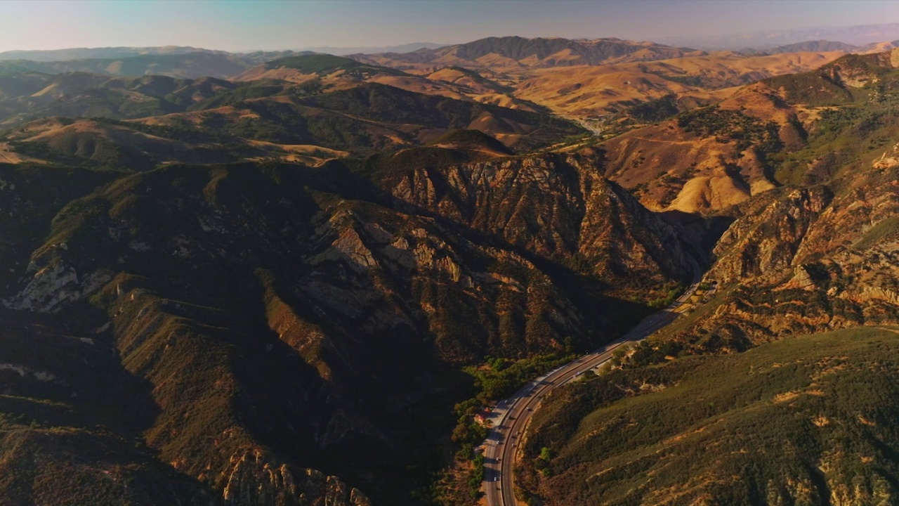 美国的山地景观。穿过岩石地区的波浪形道路。在晴朗的晴天从顶部俯瞰的岩石全景。视频素材