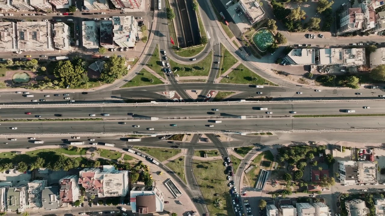 立交桥和道路交叉口鸟瞰图视频素材