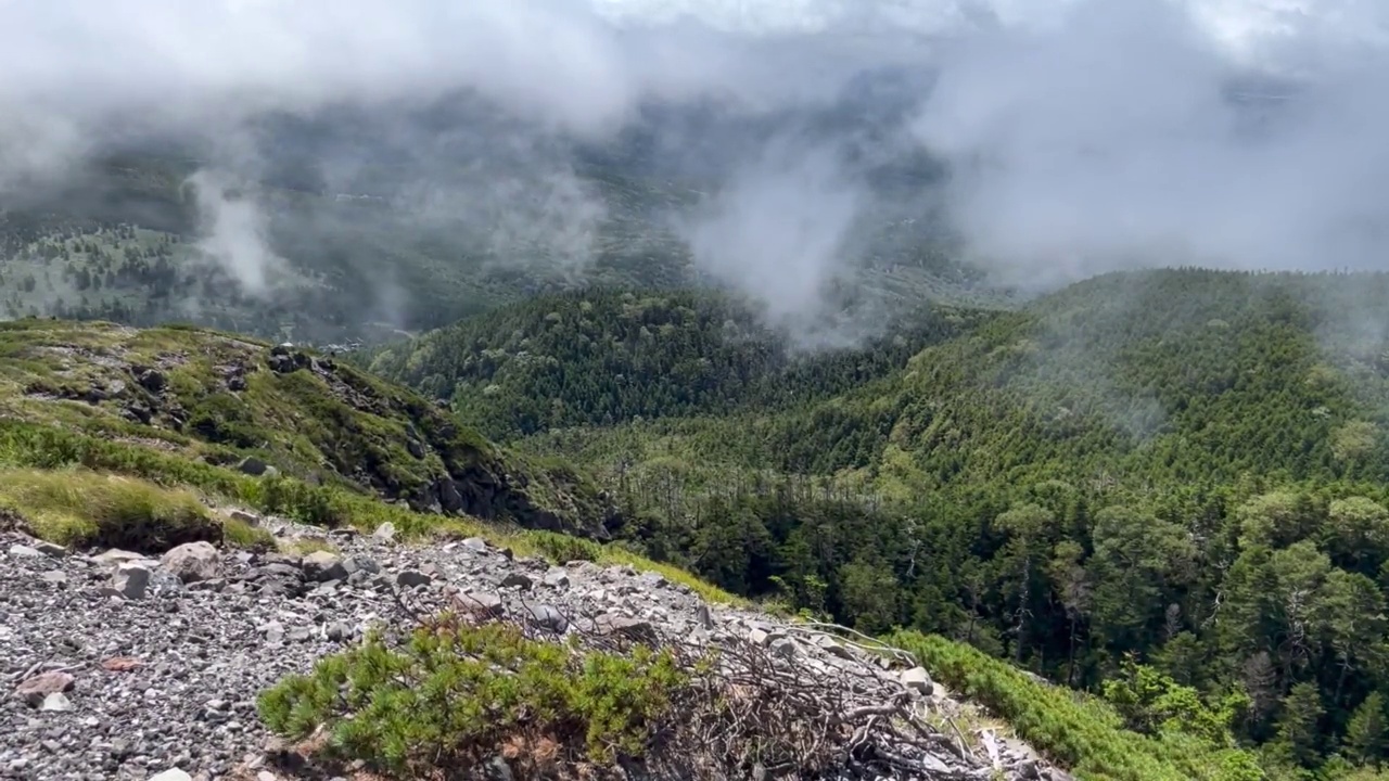 从八杉竹山脉的北小岳南峰山顶俯瞰视频素材