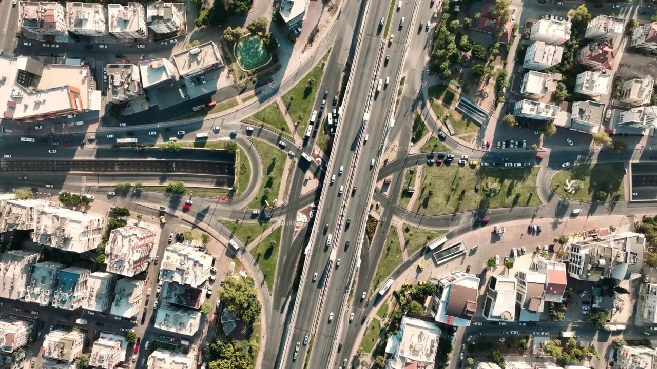 立交桥和道路交叉口鸟瞰图视频素材