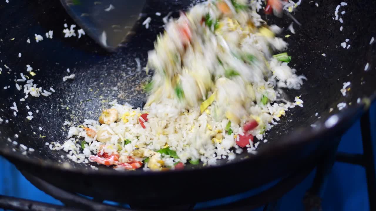 用炒锅准备印尼炒饭。用锅做虾炒饭。视频素材