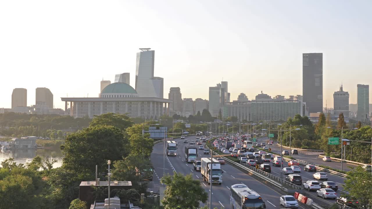 韩国首尔永登浦区汝矣岛区奥林匹克高速公路和国会大厦附近的汉江市中心视频素材