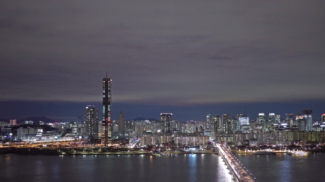 汉江-首尔永登浦区汝矣岛区元孝大桥和63大厦附近的市中心视频素材