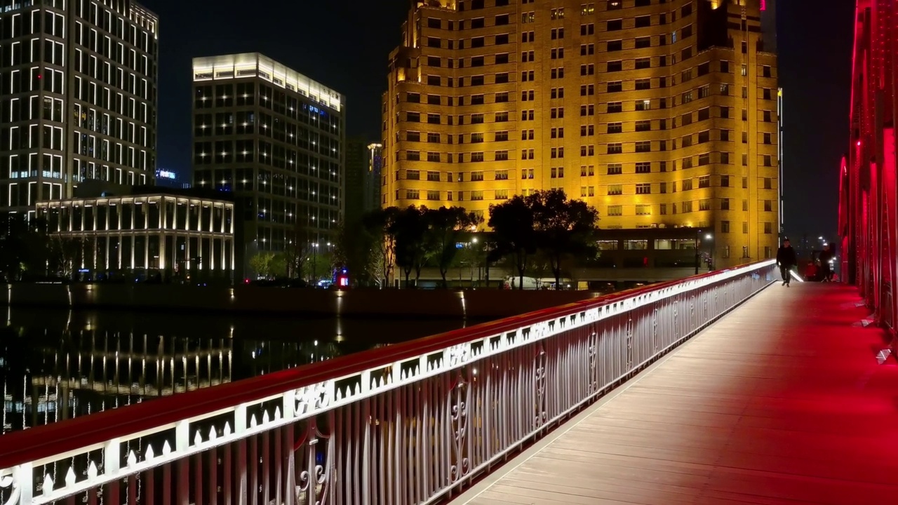 从桥上看，上海苏州河边的建筑夜景视频素材