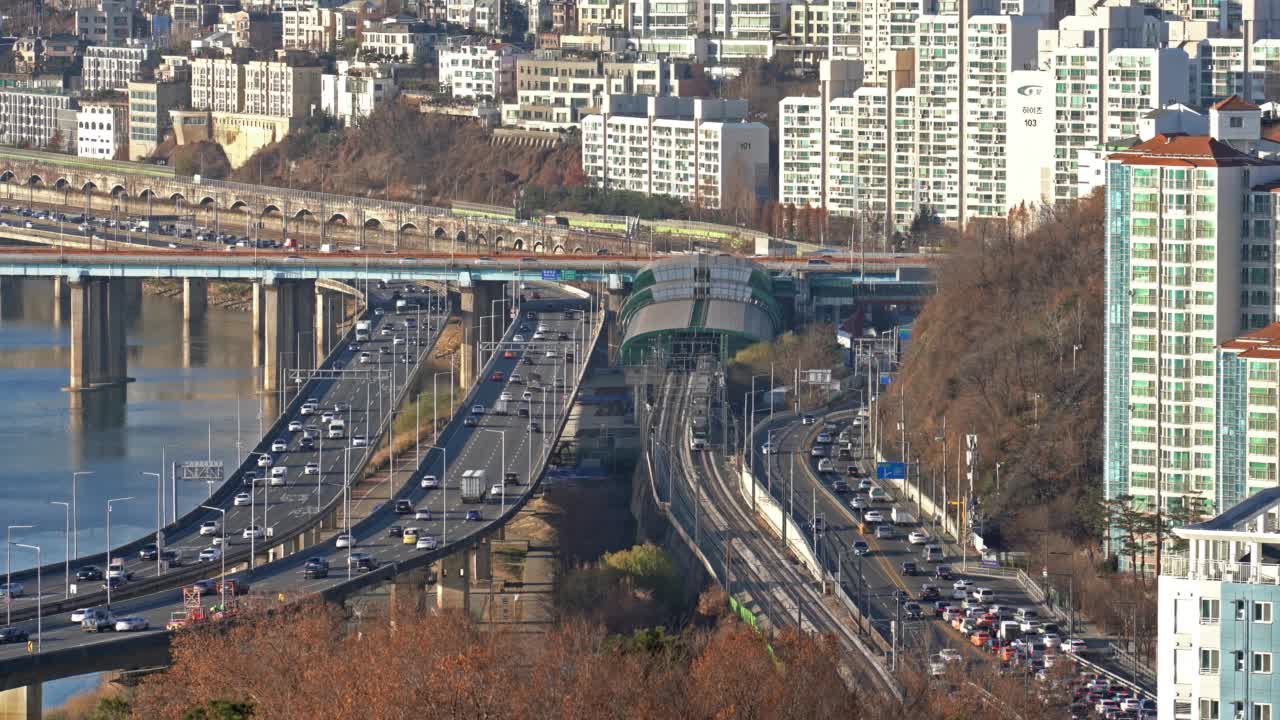 韩国首尔，汉江-玉水站，江边高速公路和东河大桥白天/城东区和龙山区视频素材