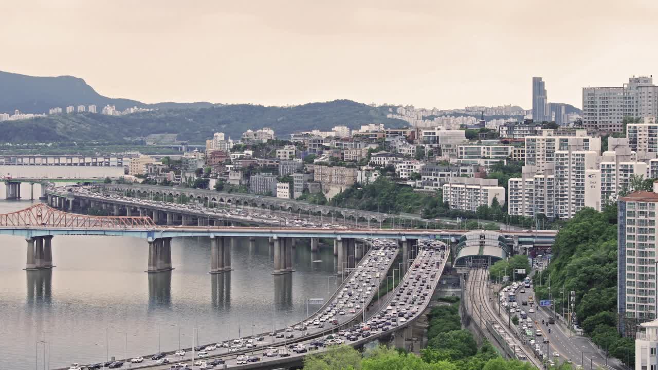 韩国首尔，汉江-玉水站，江边高速公路和东河大桥白天/城东区和龙山区视频素材