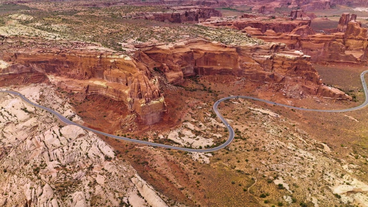 美国犹他州峡谷中的巨大岩石。高速公路绕过峻岭，穿过沙漠。视频素材