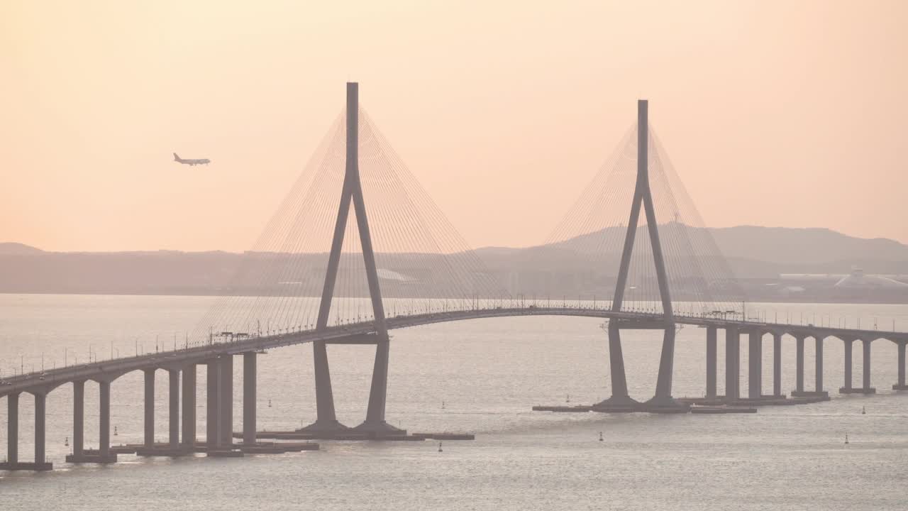 白天的仁川大桥/韩国仁川视频素材