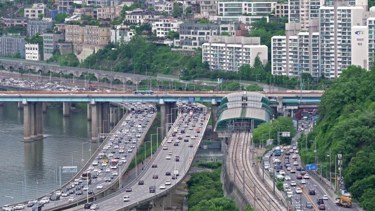 韩国首尔，汉江-玉水站，江边高速公路和东河大桥白天/城东区和龙山区视频素材