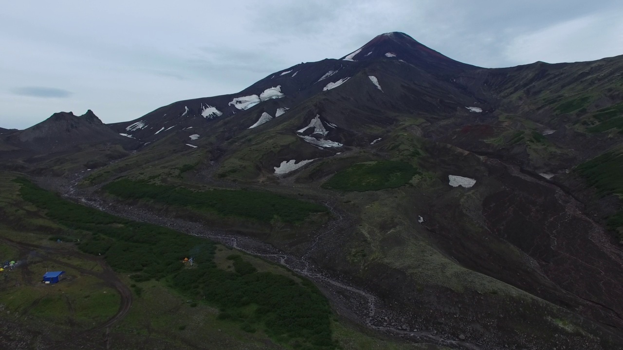 阳光明媚的维柳琴斯基火山美丽的山景。俄罗斯堪察加半岛视频素材