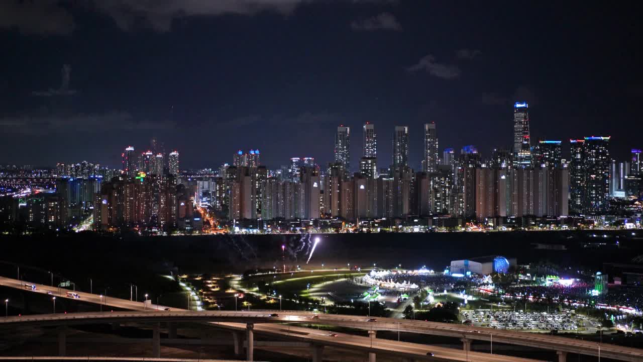 松岛国际商务区附近的烟火节，浦项制铁大厦松岛，夜晚的高层公寓/韩国仁川延寿区视频素材