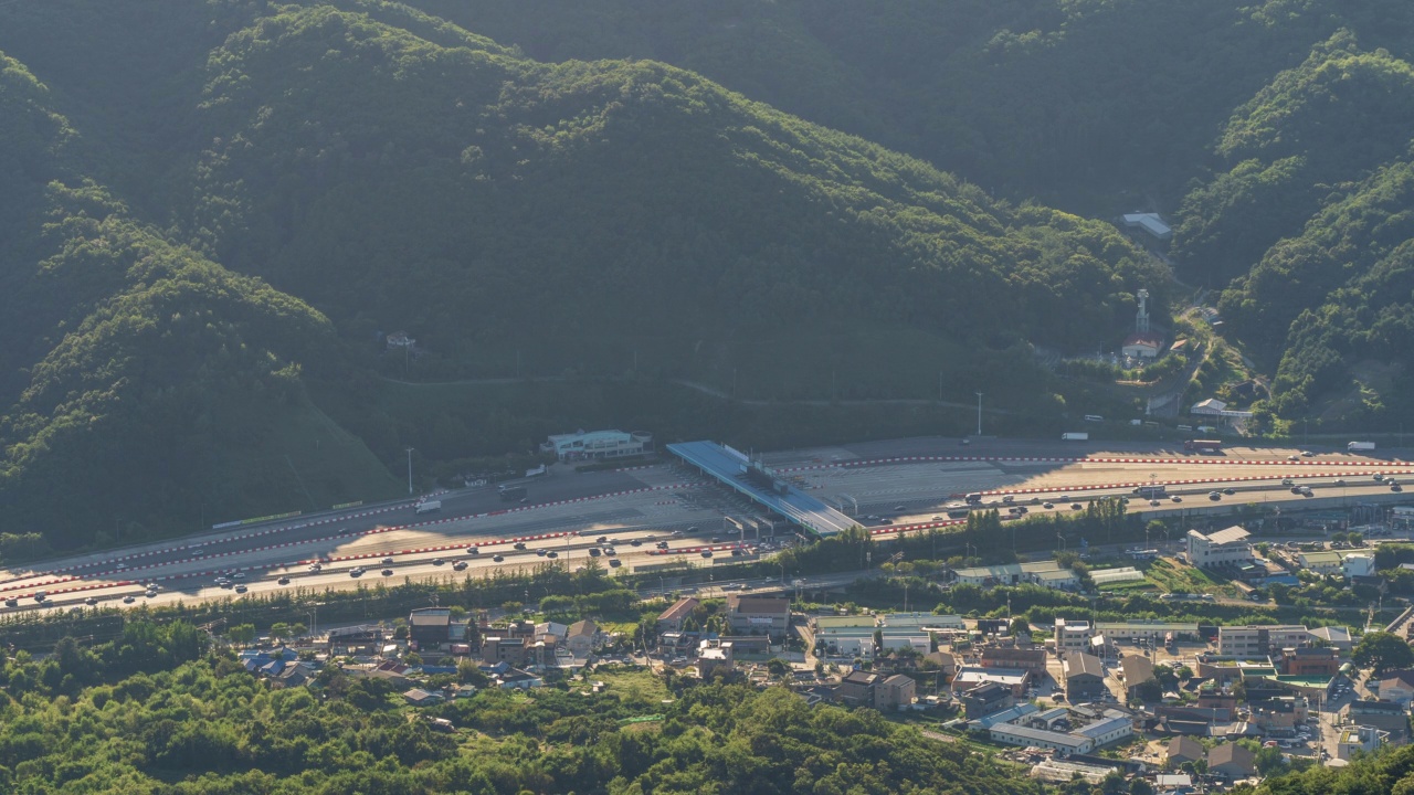 韩国中部高速公路的首尔东部收费站的白天景色/京畿道河南市视频素材