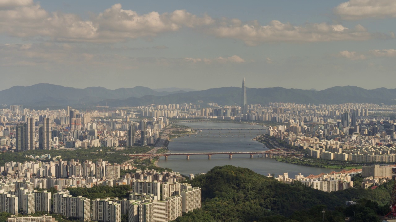 汉江——韩国首尔市区东河大桥、城郊大桥、江边高速公路、奥林匹克高速公路附近的白天视频素材