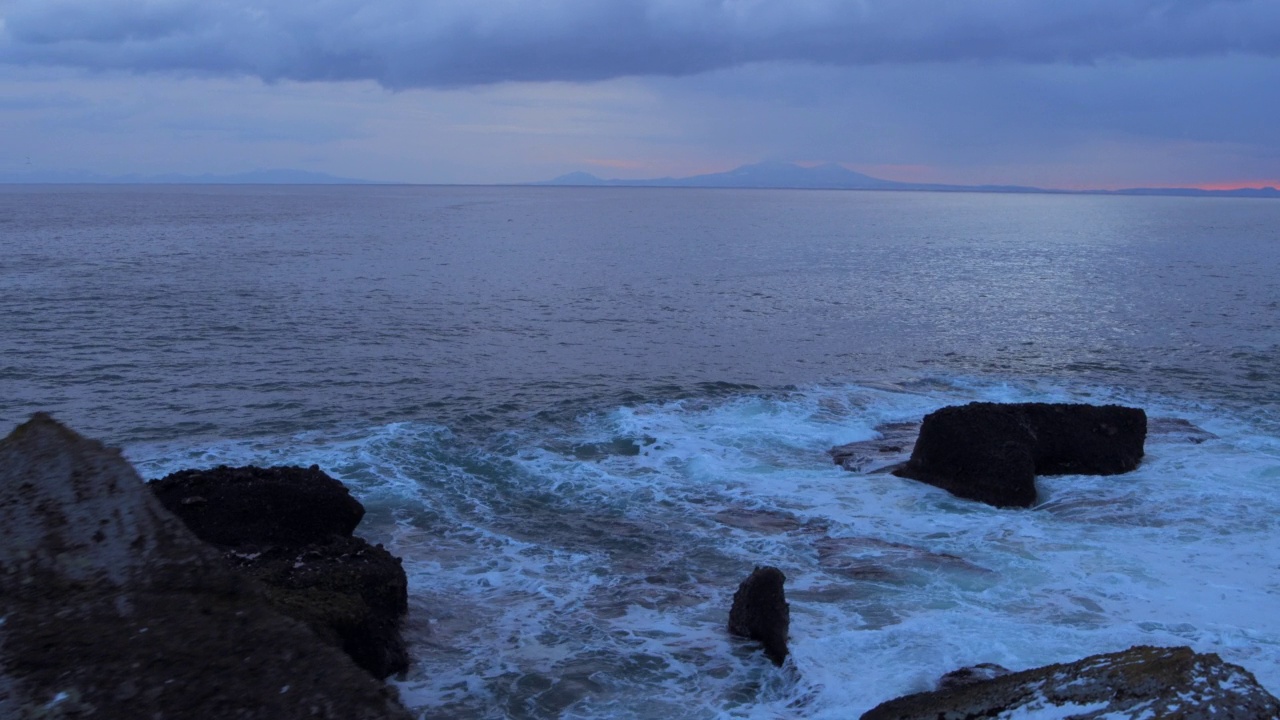 海浪撞击海洋岩石视频素材