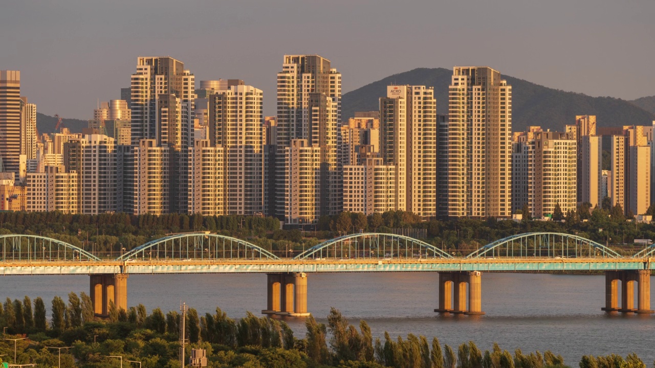 汉江——韩国首尔瑞草区，市中心公寓和东jakjak大桥附近的白天视频素材