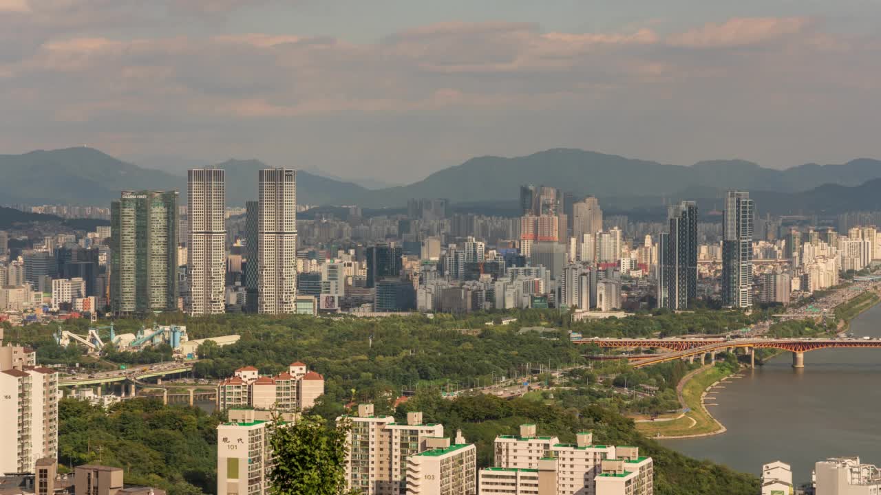 汉江——韩国首尔城东区首尔森林附近的市中心白天，圣水大桥和江边高速公路视频素材