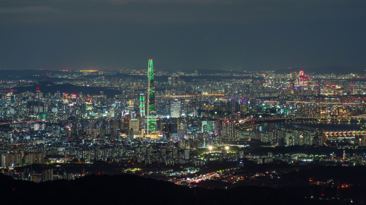 韩国首尔松坡区蚕室乐天世界大厦附近的市中心夜景视频素材