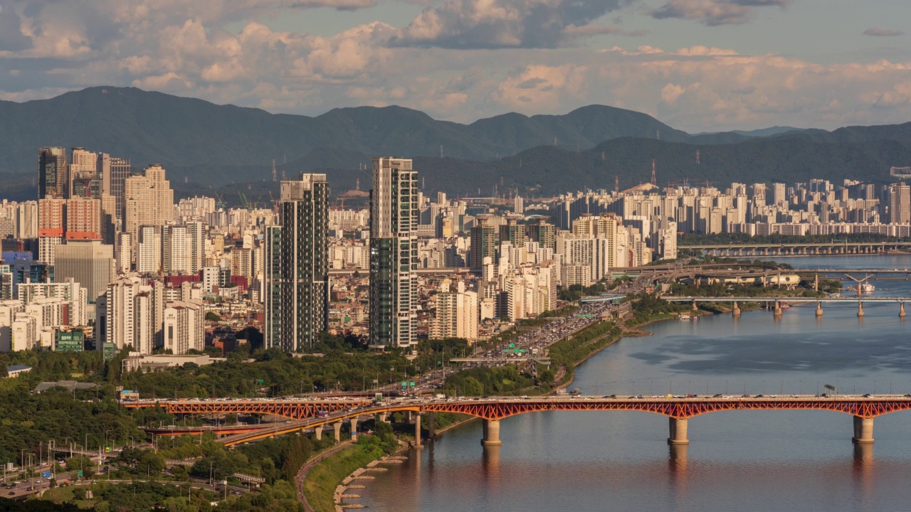 汉江——首尔森林附近的市中心白天，城东区城郊大桥、永东大桥和江边高速公路视频素材