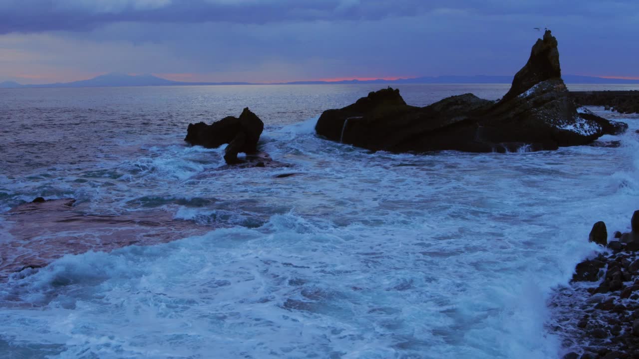 海浪撞击海洋岩石视频素材