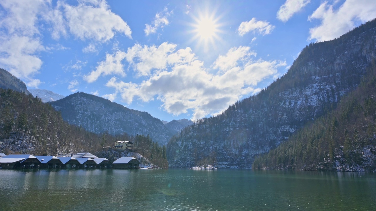 冬季Königsee湖上的船屋，Schönau am Königsee，贝希特斯加登国家公园，上巴伐利亚，巴伐利亚，德国，欧洲视频素材