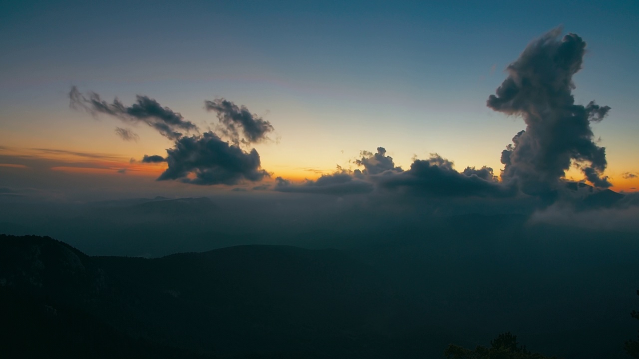 美丽的日落云景时间流逝在山上旅行云运动的天空视频素材