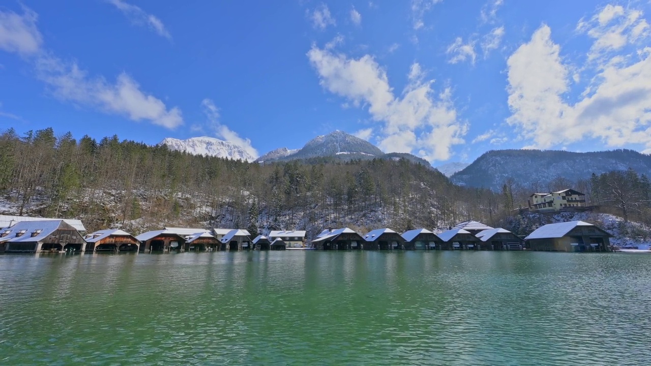 冬季Königsee湖上的船屋，Schönau am Königsee，贝希特斯加登国家公园，上巴伐利亚，巴伐利亚，德国，欧洲视频素材