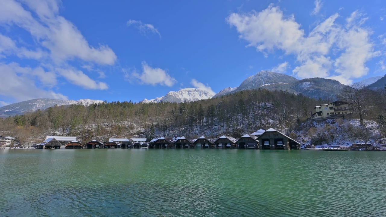 冬季Königsee湖上的船屋，Schönau am Königsee，贝希特斯加登国家公园，上巴伐利亚，巴伐利亚，德国，欧洲视频素材