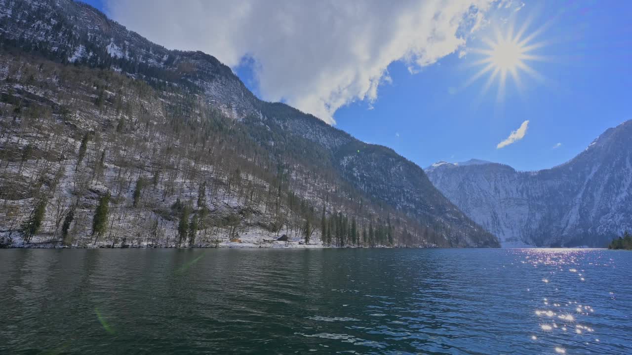 湖Königsee与阳光在冬天，Schönau am Königsee，贝希特斯加登国家公园，上巴伐利亚，巴伐利亚，德国，欧洲视频素材