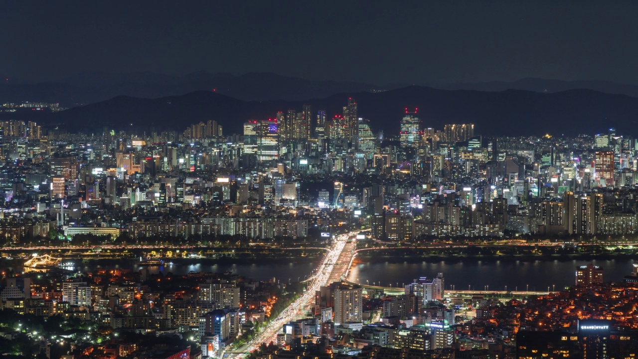 汉江-首尔市中心汉南大桥附近的夜景，江边高速公路和奥林匹克高速公路/龙山区和江南区视频素材