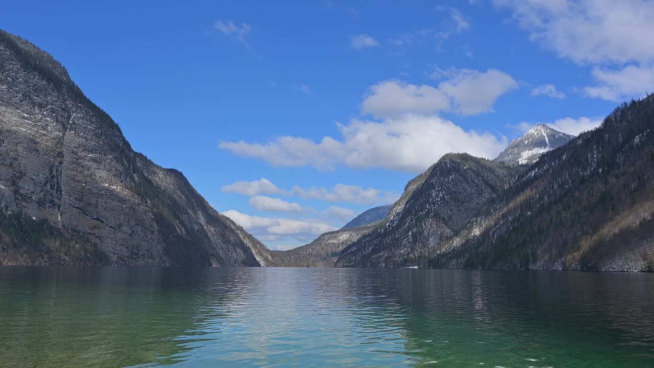 冬天的湖Königsee, Schönau am Königsee，贝希特斯加登国家公园，上巴伐利亚，巴伐利亚，德国，欧洲视频素材