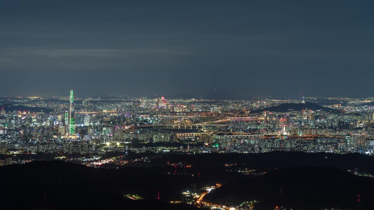 从韩国京畿道的黔丹山天文台看到的首尔汉江夜景视频素材