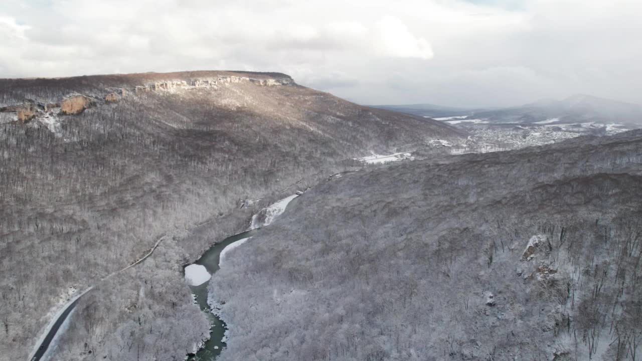 高原鸟瞰图拉古-纳基山扭曲的道路在冬天和驾驶汽车。史诗，白雪覆盖的冬天和雪林。视频素材