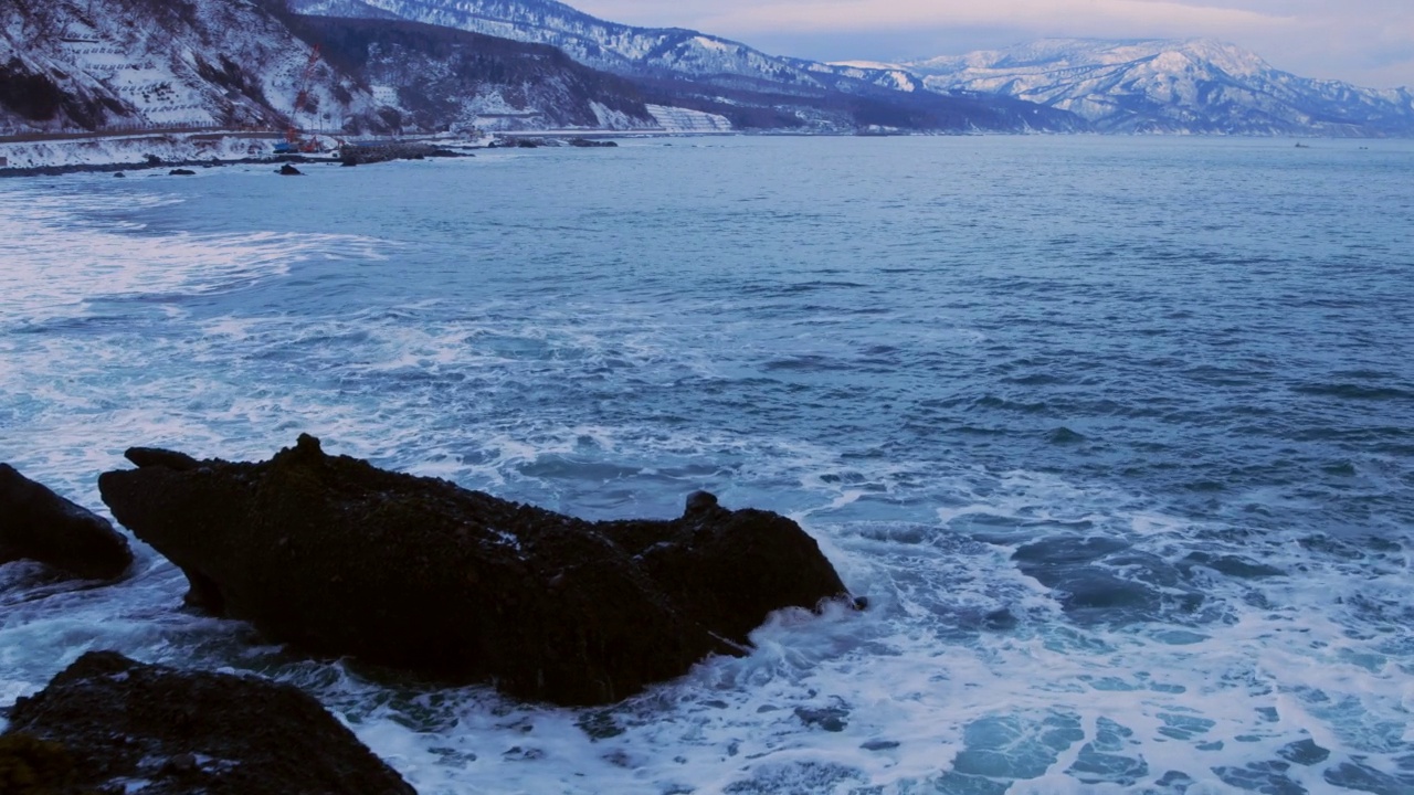 海浪撞击海洋岩石视频素材