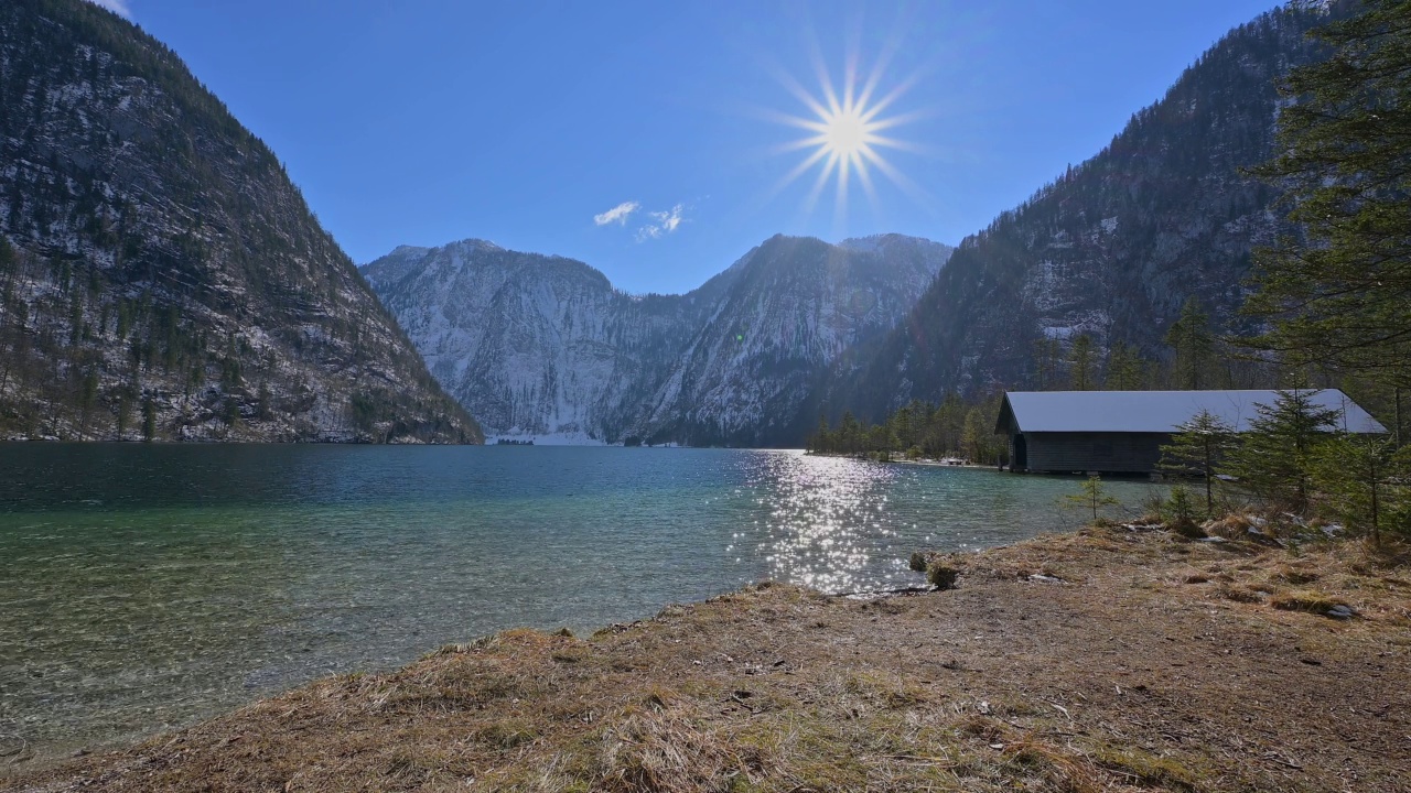 冬日里Königsee湖上的船屋，St Bartholomä， Schönau am Königsee，贝希特斯加登国家公园，上巴伐利亚，德国，欧洲视频素材