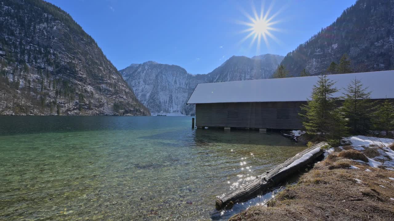 冬日里Königsee湖上的船屋，St Bartholomä， Schönau am Königsee，贝希特斯加登国家公园，上巴伐利亚，德国，欧洲视频素材