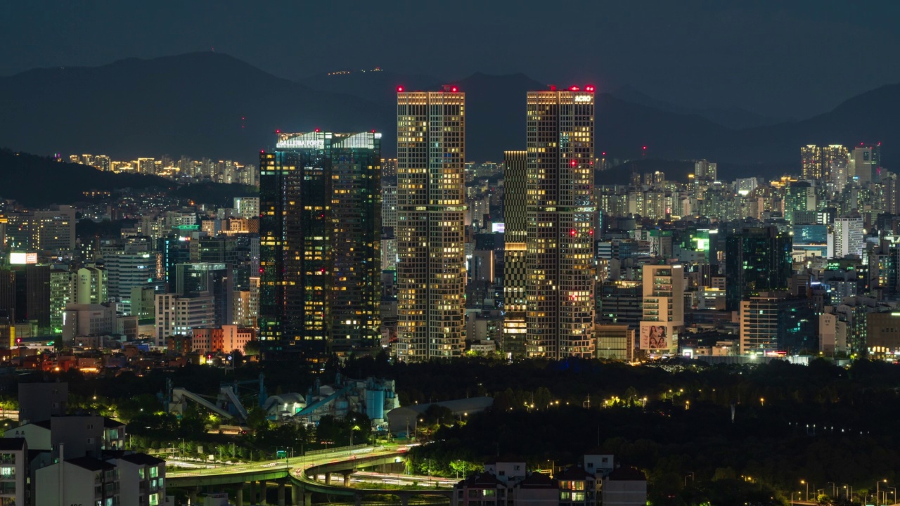 汉江-首尔森林附近的市中心夜景/城东区，首尔，韩国视频素材