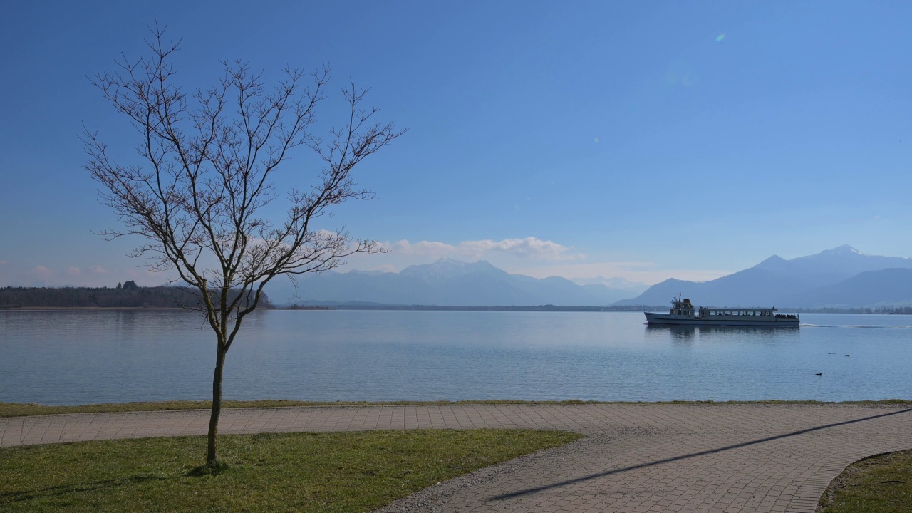 树与岸边的路和游船，Prien am Chiemsee, Chiemsee，上巴伐利亚，巴伐利亚，德国，欧洲视频素材