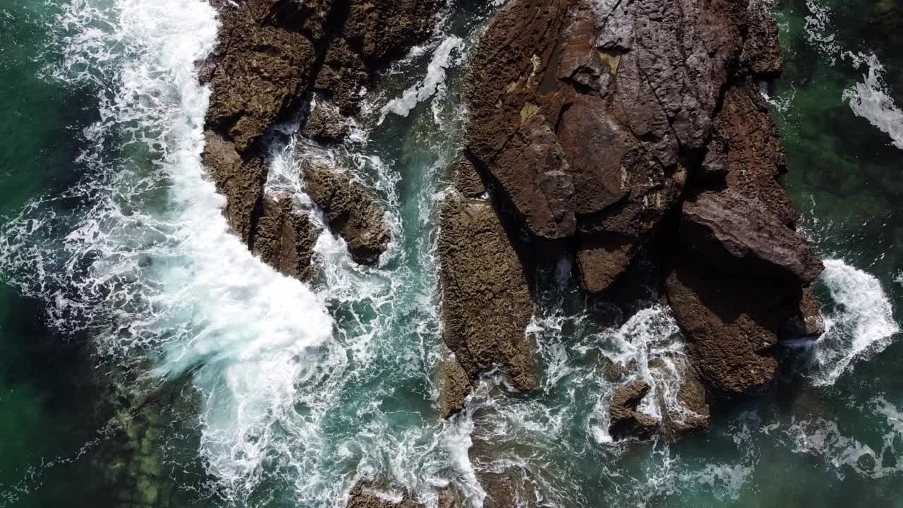 戏剧性的海浪拍打岩石拍摄无人机自上而下的角度。索纳比亚海岸，坎塔布里亚，西班牙视频素材