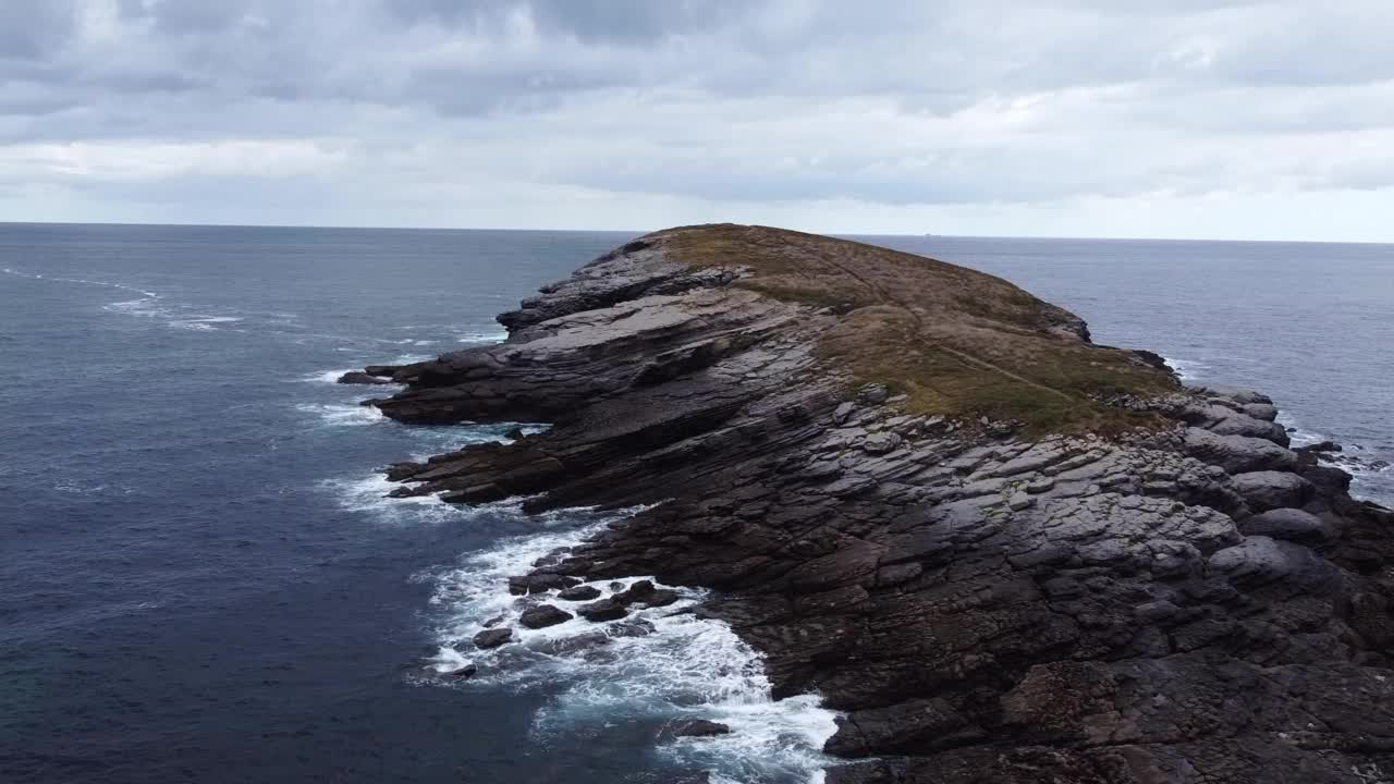 坎塔布里亚岩石海岸线的鸟瞰图。索纳比亚海岸，坎塔布里亚，西班牙视频素材