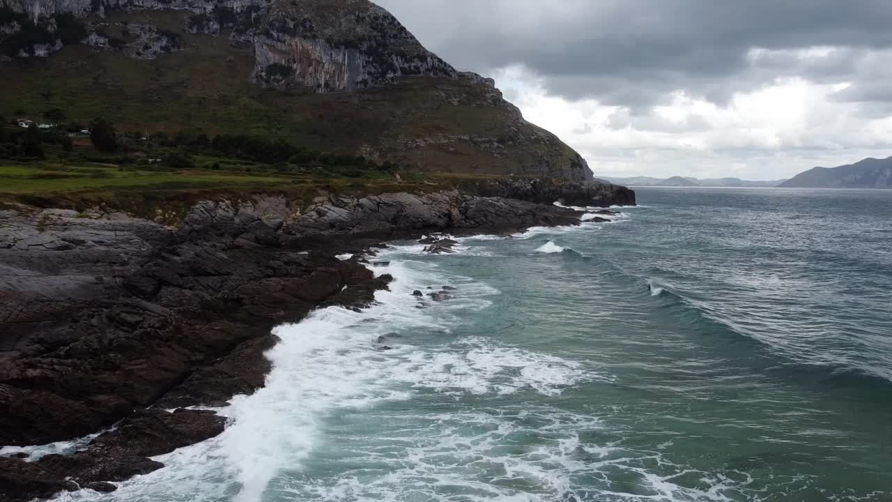 坎塔布里亚岩石海岸线的鸟瞰图。索纳比亚海岸，坎塔布里亚，西班牙视频素材