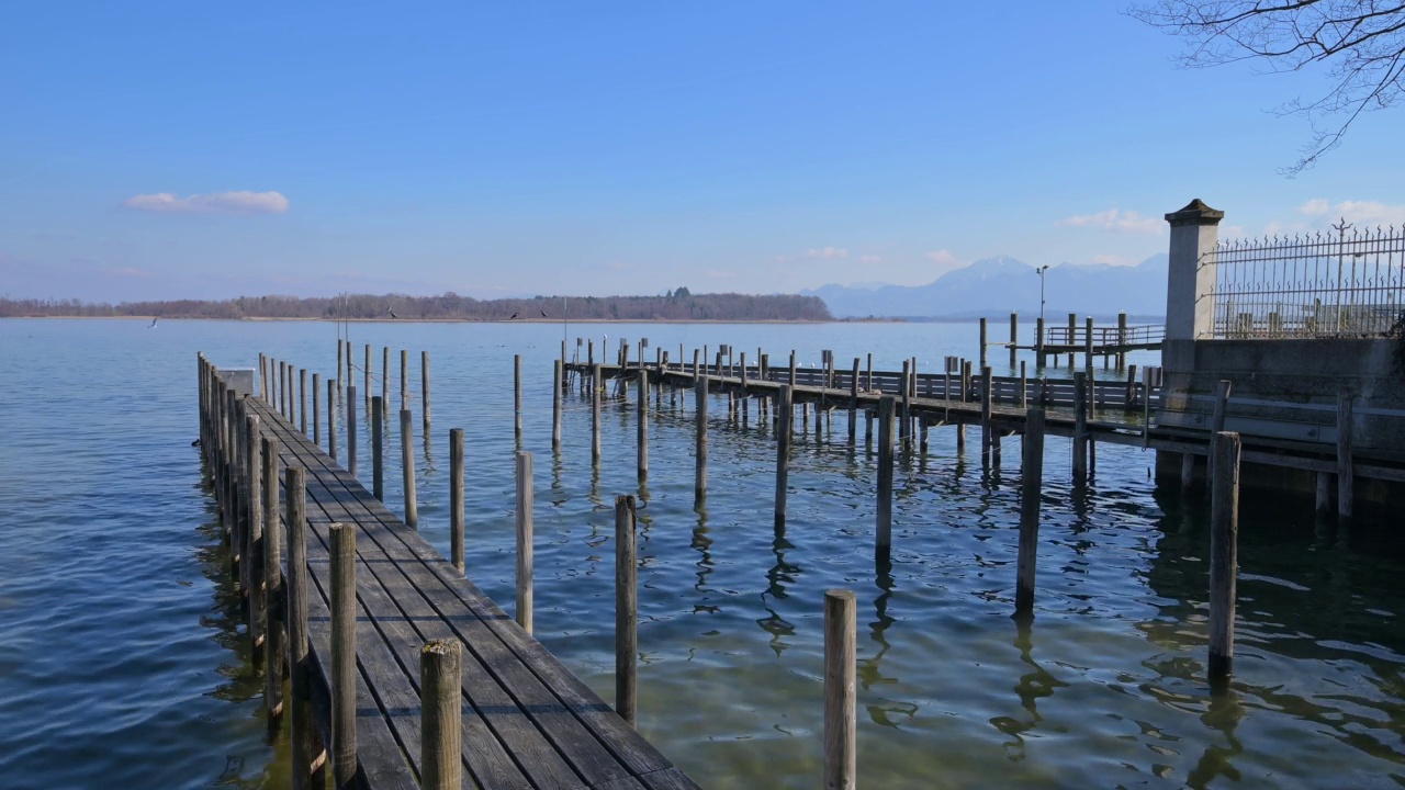 Ciemsee湖和木制码头，Prien am Chiemsee, Chiemsee，上巴伐利亚，巴伐利亚，德国，欧洲视频素材