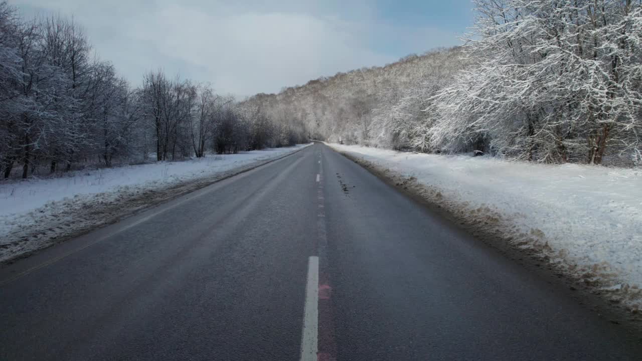 高原鸟瞰图拉古-纳基山扭曲的道路在冬天和驾驶汽车。史诗，白雪覆盖的冬天和雪林。视频下载