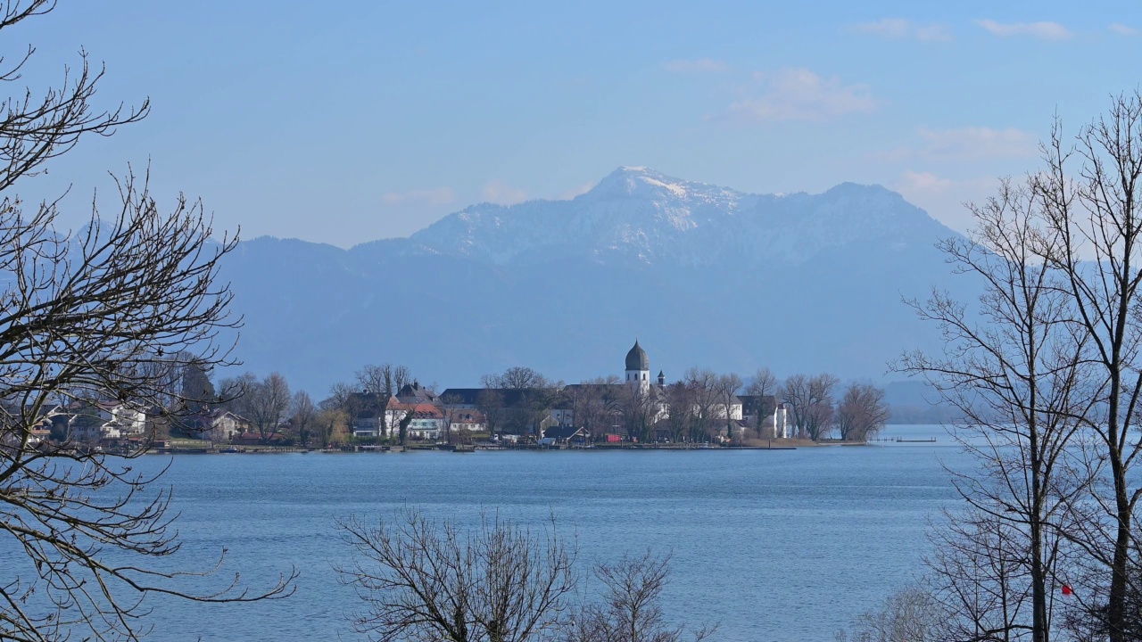 Ciemsee湖与Fraueninsel, Gstadt am Chiemsee, Chiemsee, Upper Bavaria, Bavaria，德国，欧洲视频素材