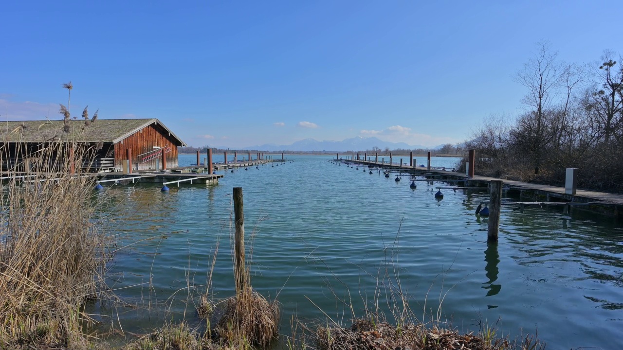 Ciemsee湖有船和码头，Chiemsee，上巴伐利亚，巴伐利亚，德国，欧洲视频素材