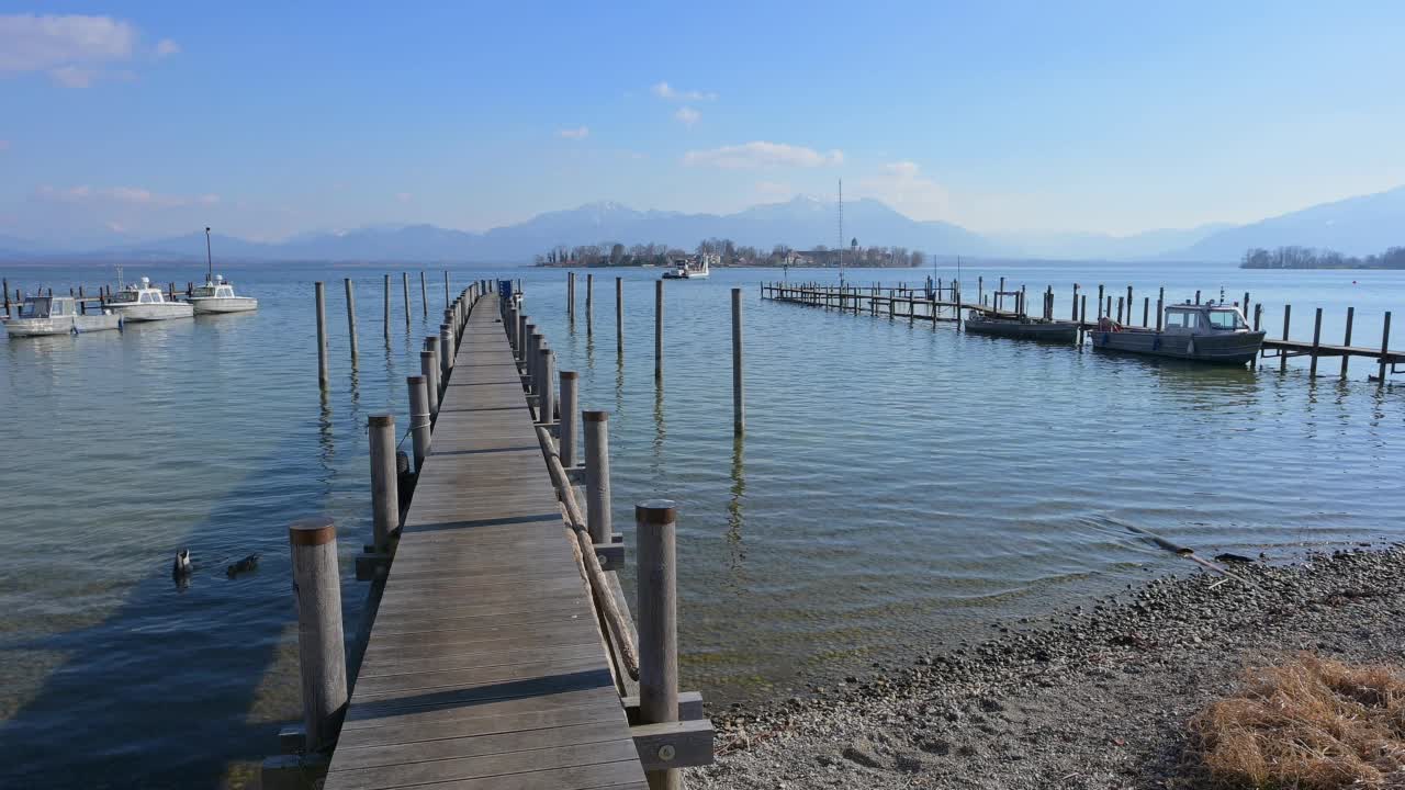 Ciemsee湖木制码头，Gstadt am Chiemsee, Chiemsee，上巴伐利亚，巴伐利亚，德国，欧洲视频素材