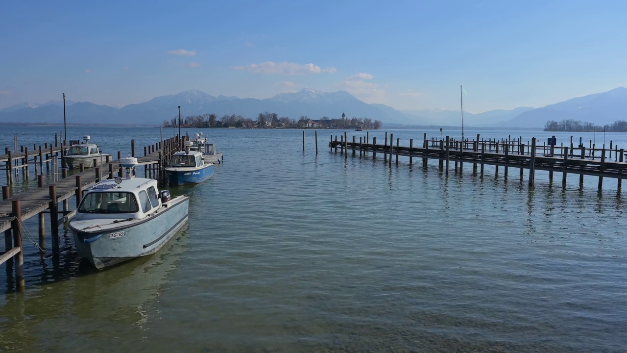 Ciemsee湖木制码头和渔船，Gstadt am Chiemsee, Chiemsee，上巴伐利亚，巴伐利亚，德国，欧洲视频素材