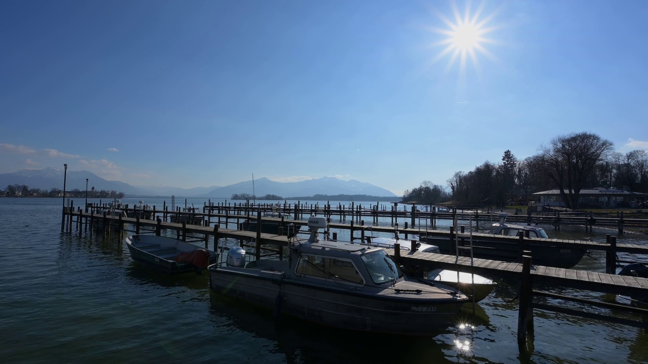 Ciemsee湖木制码头和渔船，Gstadt am Chiemsee, Chiemsee，上巴伐利亚，巴伐利亚，德国，欧洲视频素材