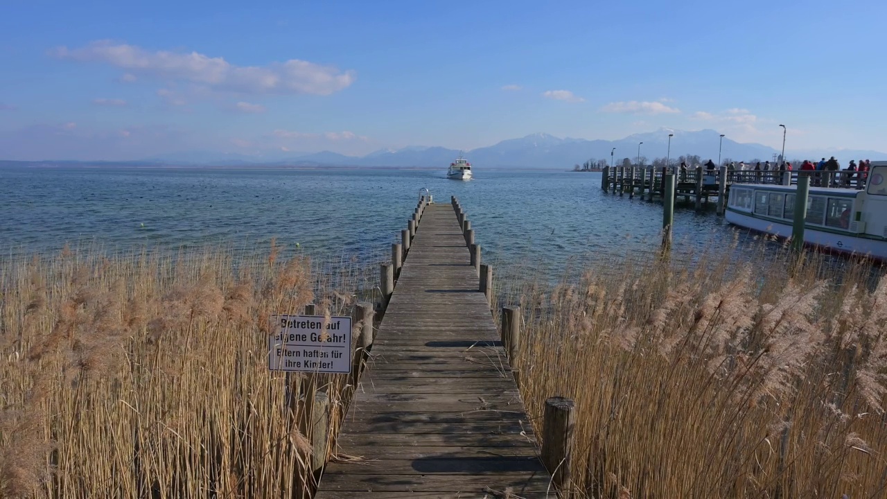 Ciemsee湖木制码头和游船，Gstadt am Chiemsee, Chiemsee，上巴伐利亚，巴伐利亚，德国，欧洲视频素材