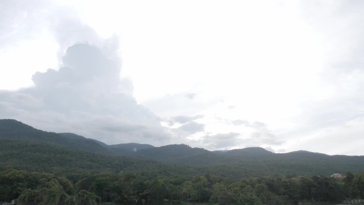 水库湖的自然绿色景观与绿色的山脉与一些云雾雾的背景视频素材