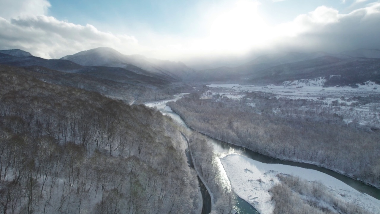 高原鸟瞰图拉古-纳基山扭曲的道路在冬天和驾驶汽车。史诗，白雪覆盖的冬天和雪林。视频下载